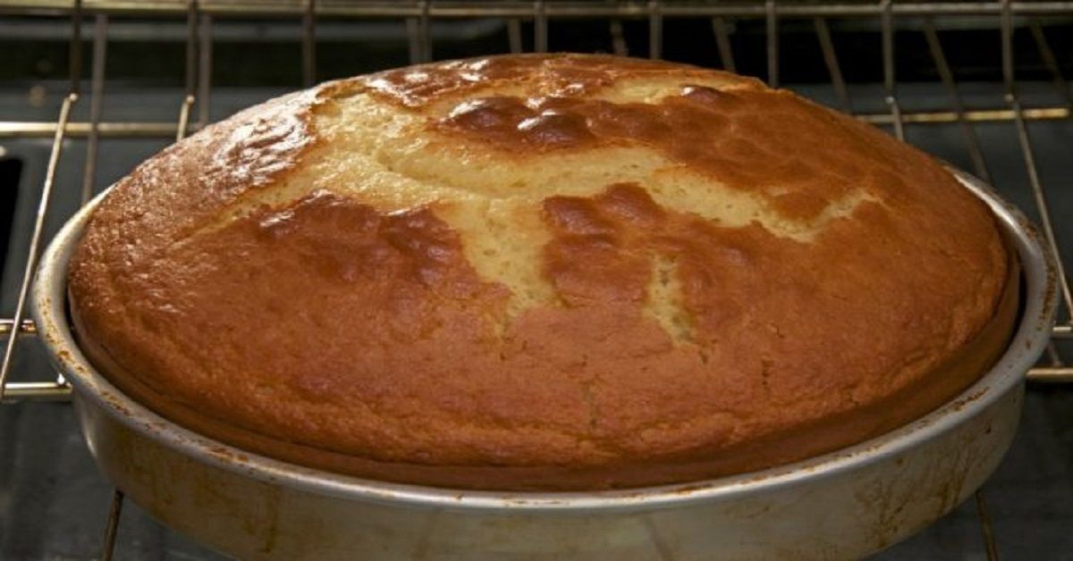 Bolo feito com água, fofinho, fácil e delicioso; você nunca mais usará ...